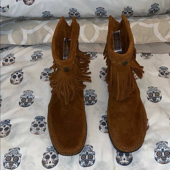 Minnetonka NWOT Size 8 Stylish Brown Suede Fringe Boots. - Picture 1 of 7